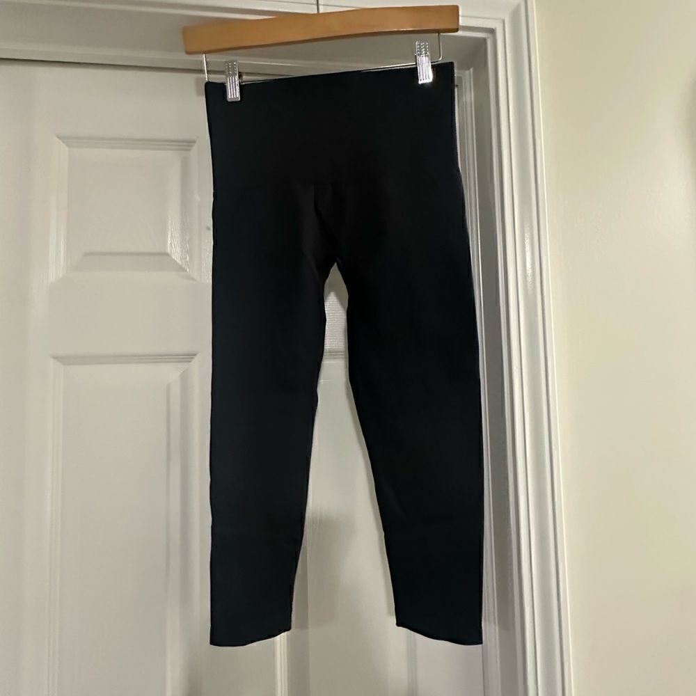 Assets by Spanx Women's Seamless Shaping Capri Leggings - Black Medium NWOT - Picture 3 of 5